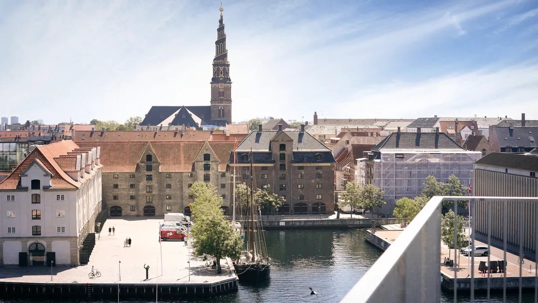 Udsigt fra Apply Agencys tagterrasse i Havnegade 25. Havnen, kajen og Vor Frelsers Kirke