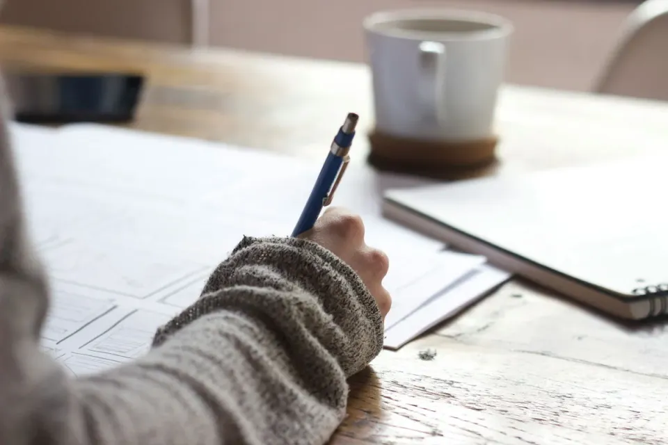 Person, der arbejder med dokumenter ved et bord