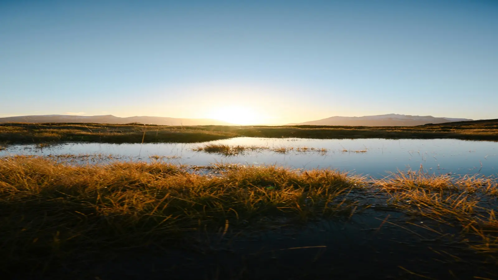 Åbent landskab ved solnedgang