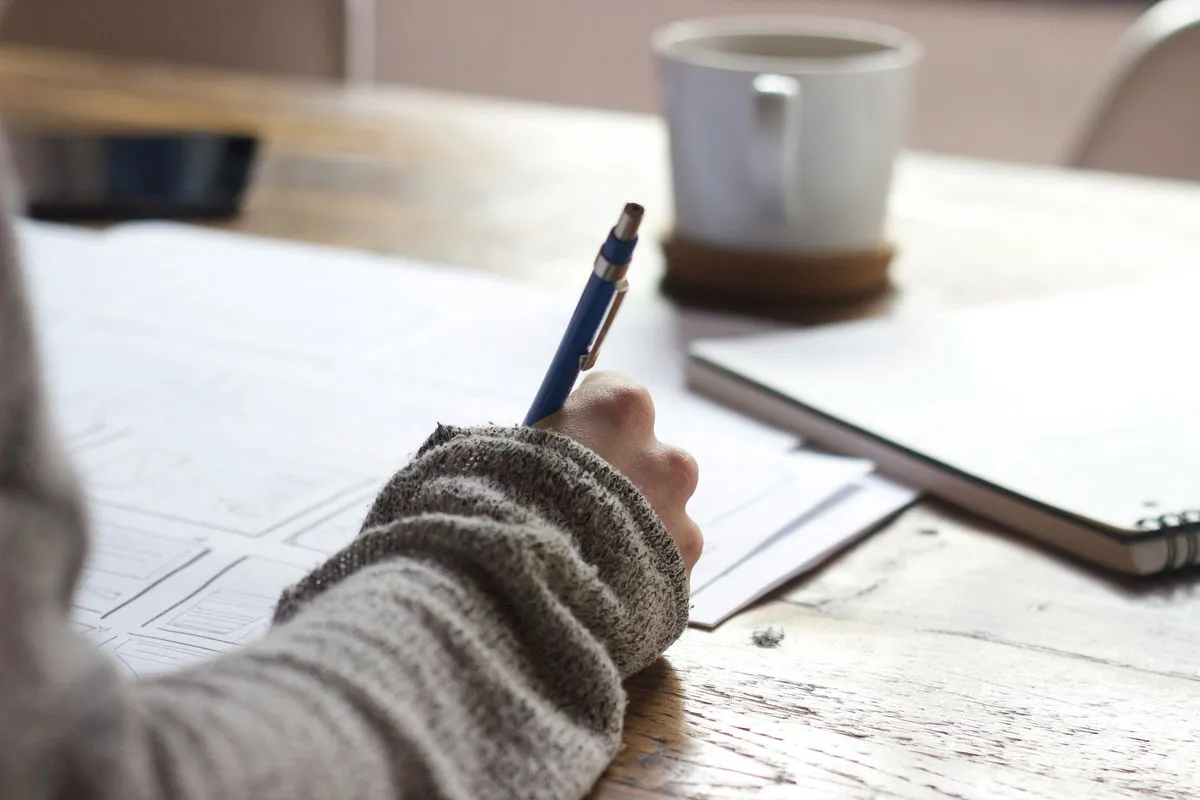 Person, der arbejder med dokumenter ved et bord