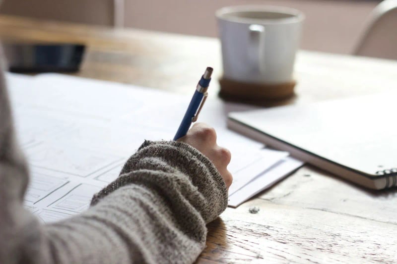 Person, der arbejder med dokumenter ved et bord