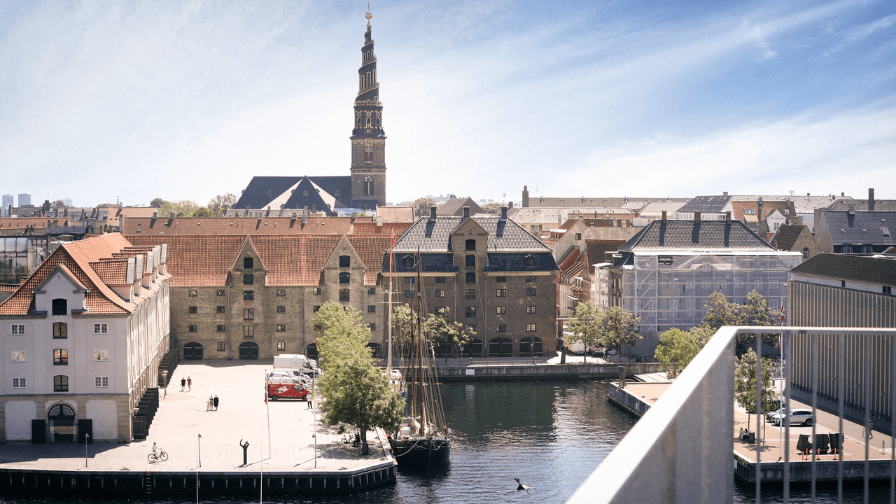 Udsigt fra Apply Agencys tagterrasse i Havnegade 25. Havnen, kajen og Vor Frelsers Kirke